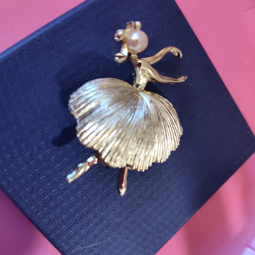 Tortolani Vintage Gold Tone Ballerina Brooch with Faux Pearl Accent 2" EUC - Picture 4 of 5